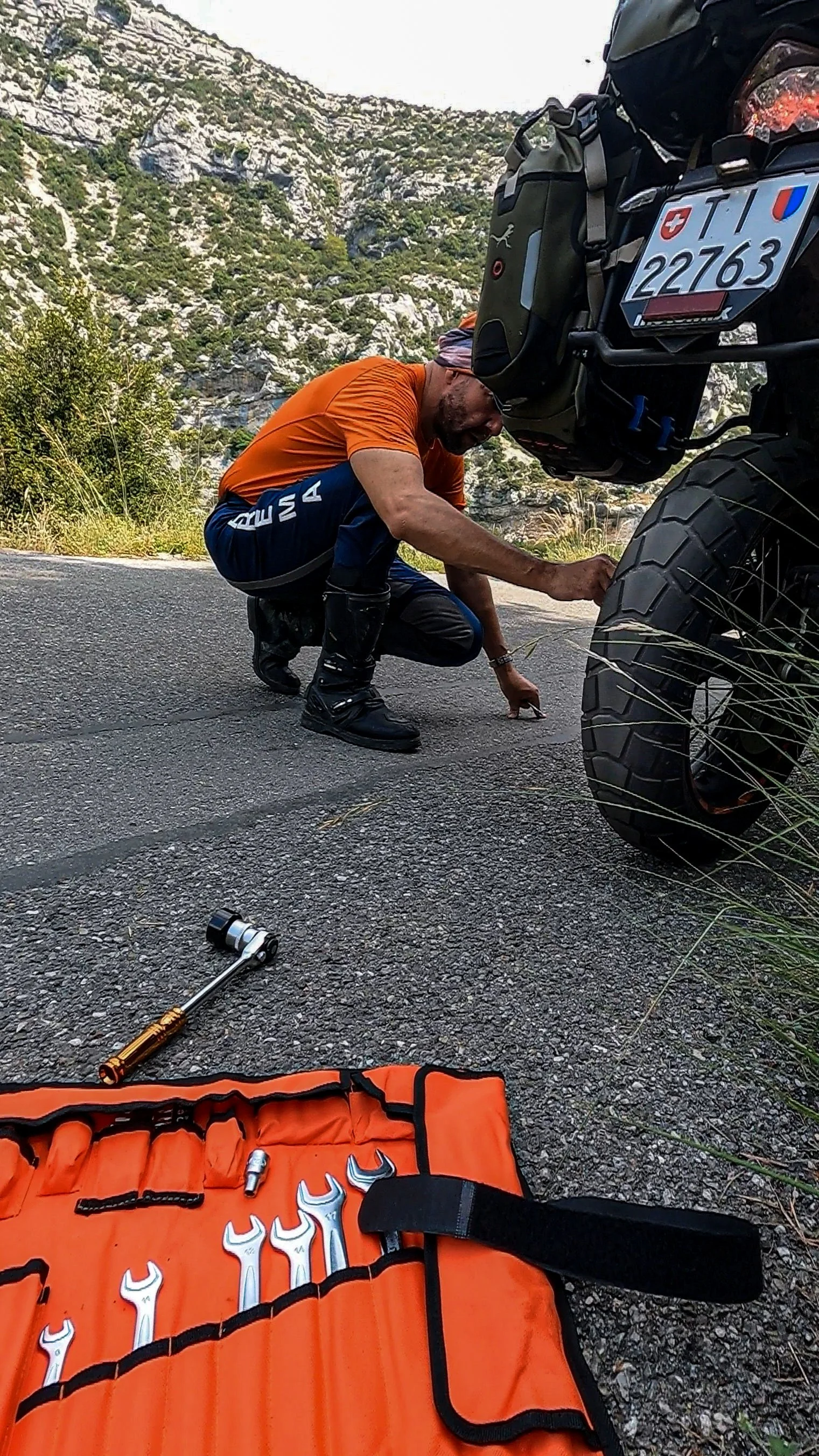  Checking the chain tension ( Motohansa tools ) 